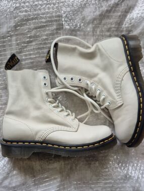 Dr. Martens 1460 Pascal Virginia Leather Boots - Parchment Beige / Off-White